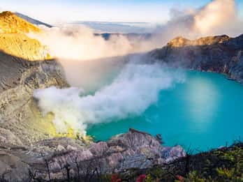 Bestaune von Bali oder Banyuwangi aus den Sonnenaufgang im Ijen-Krater