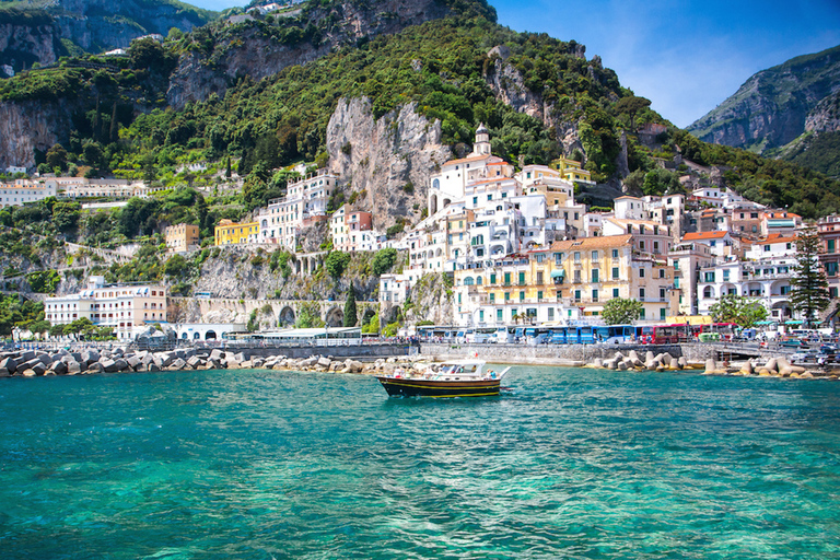 De Amalfi: Viagem de um dia para Capri em um barco particular com bebidasExcursão privada em iate de 46 a 50 pés