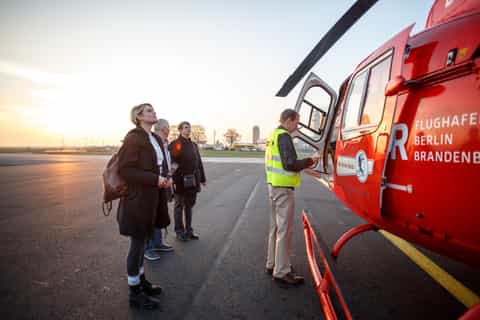 Berlin: Helikopterflug über den Dächern der Stadt