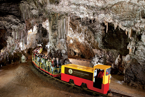 Van Ljubljana: Halve dag Postojna-grot en kasteel PredjamaVanuit Ljubljana: Postojna grotten & Predjama kasteel