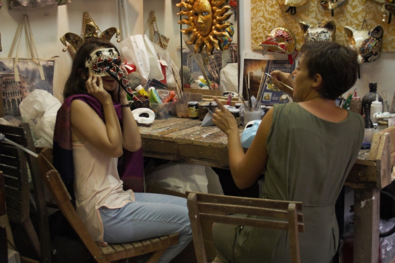 Venise : atelier de fabrication d’un masque de carnaval