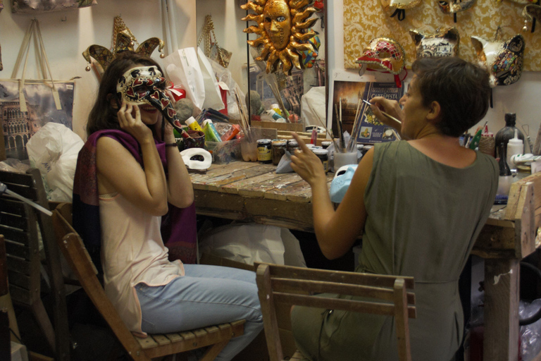 Venise : atelier de fabrication d’un masque de carnaval