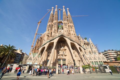 Sagrada Familia z wieżami i parkiem Güell Skip-the-line TourSagrada Familia i Park Güell: 5-godzinna wycieczka bez kolejki