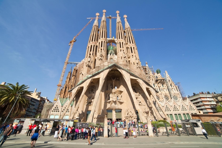 Sagrada Familia mit Türmen & Park Güell: Fast-Track-TourSagrada Familia and Park Güell: 5-Hour Skip-the-Line Tour