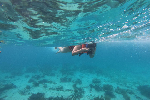 Isla Mujeres: Katamarankryssning med snorkling, lunch och dryckTur från Cancun