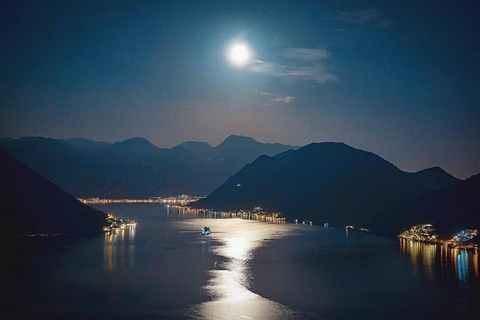 Kotor: Exclusiva excursión nocturna en barco de 2 horas por la bahía de Boka