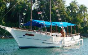 Paraty: Schooner Boat Tour with Beaches and Snorkeling