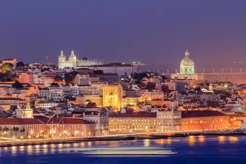 Lissabon: Privat tur om aftenen med Fado Dinner Show