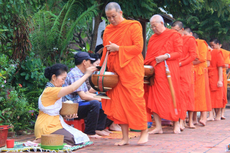 Luang Prabang: Tak Bat Ceremony, Pak Ou Caves & Boat Tour