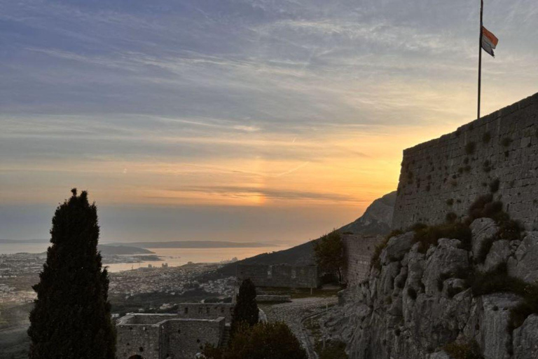 Split: Visita panorámica de la ciudad al atardecer en KlisExcursión nocturna al atardecer en Klis