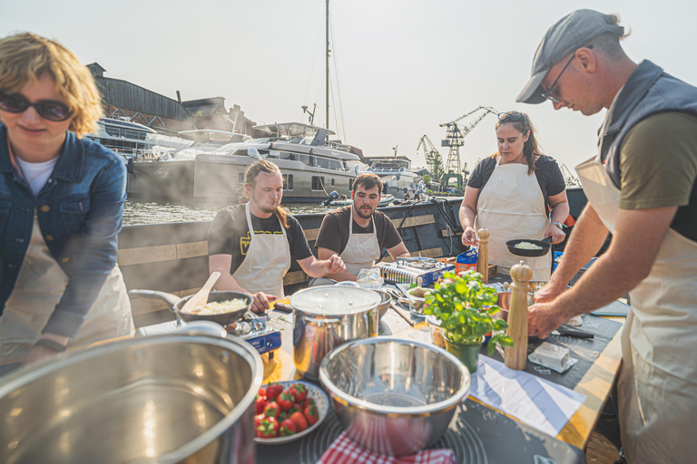 Gdańsk : croisière dans le chantier naval et le port avec dégustation de pierogiGdańsk : visite du chantier naval et du port avec dégustation de pierogi