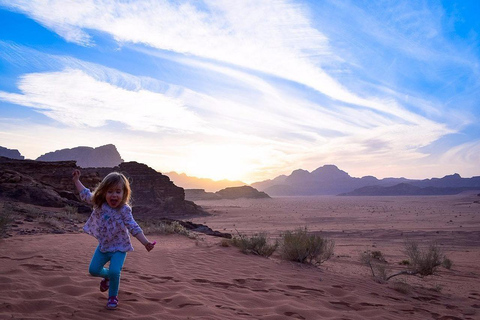Wadi Rum: Almoço ou Jantar ao Estilo Beduíno com Serviço de BuscaAlmoço beduíno local com chá, café, bebidas geladas e serviço de busca