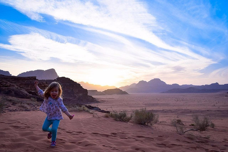 Wadi Rum: Almoço ou Jantar ao Estilo Beduíno com Serviço de BuscaAlmoço beduíno local com chá, café, bebidas geladas e serviço de busca