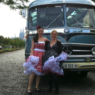 Cologne: Nostalgic Tour in German in Vintage Bus