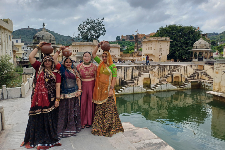 Jaipur: Private Full-Day City Tour with Female Guide City Tour with Guide, Car, Entrance Fees and Lunch