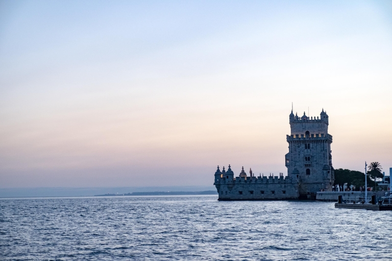 Lissabon: Bootsfahrt auf dem Tejo bei Sonnenuntergang2-stündige Tour am Tag