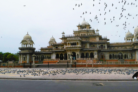 Delhi : excursion de 5 jours dans le Triangle d&#039;Or avec un guide germanophoneExcursion de 5 jours avec hébergement dans des hôtels 4 étoiles