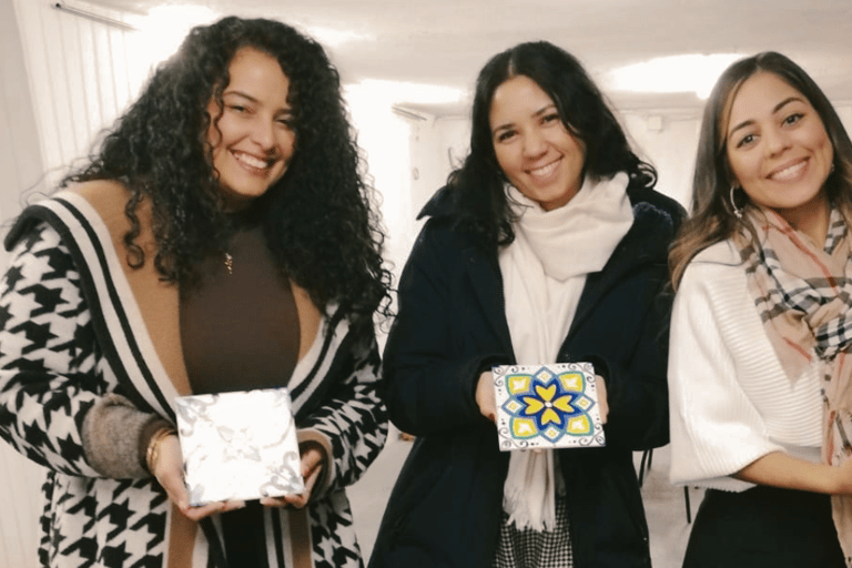 Porto: Workshop de pintura de azulejos com taça de vinho do Porto