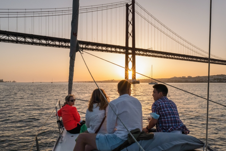 Lissabon: Tages-/Sonnenuntergang-/Nacht-Segeltour + GetränkSegeltour Sonnenuntergang: Englisch, Spanisch, Portugiesisch