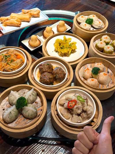 Macau: Hidden Gems Evening Food Tour with Local Guide