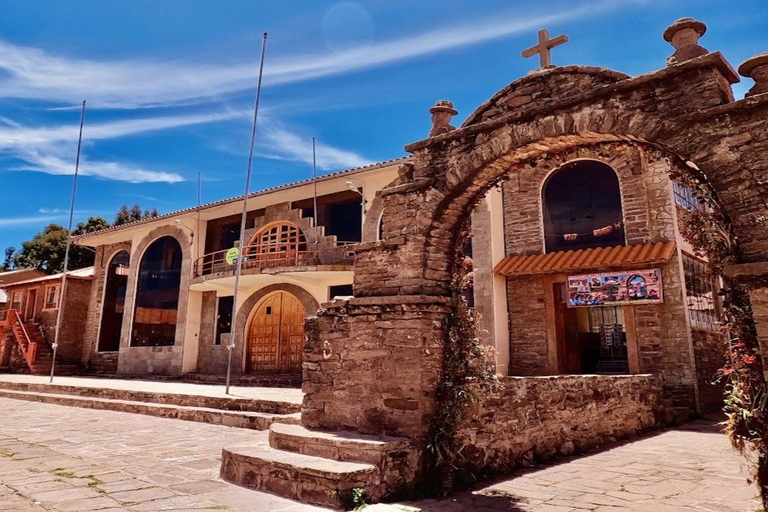 Puno : Journée complète sur les îles flottantes des Uros + Taquile + guide parlant anglais/espagnol