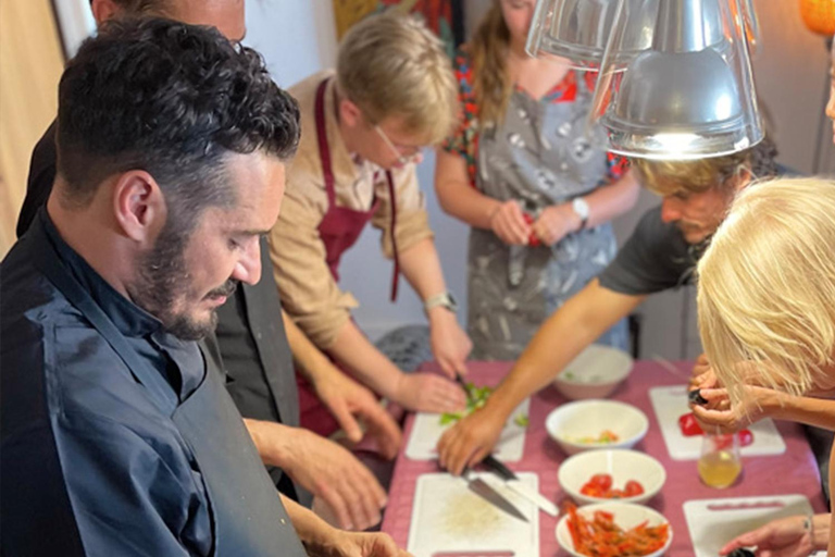 Autentyczna paella i sangria klasy premium na designerskim dachuAutentyczna paella i sangria w oszałamiającym lofcie na dachu