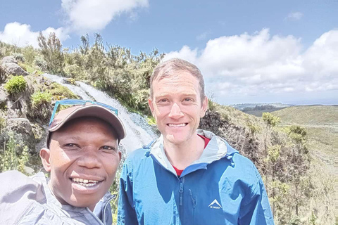Da Nairobi: Esperienza di trekking di 4 giorni sul Monte KenyaDa Nairobi: 4 giorni di trekking sul Monte Kenya