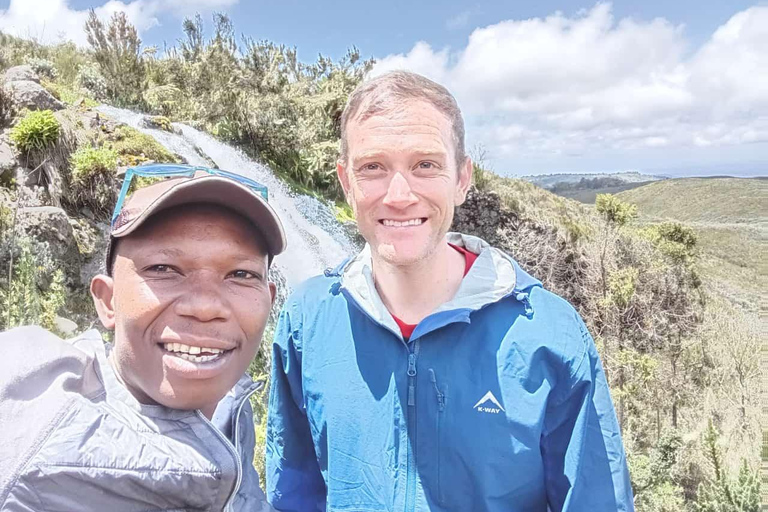 Da Nairobi: Esperienza di trekking di 4 giorni sul Monte KenyaDa Nairobi: 4 giorni di trekking sul Monte Kenya
