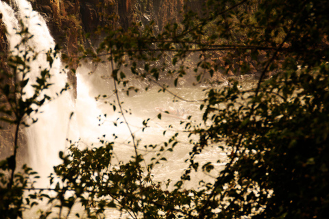 Cataratas do Iguaçu - lado brasileiro com o Macuco Safari Speed BoatDos hotéis de Puerto Iguazu