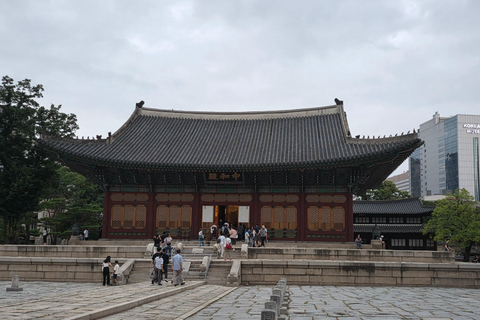 Seoul: Deoksugung Palace Night Tour with Guide