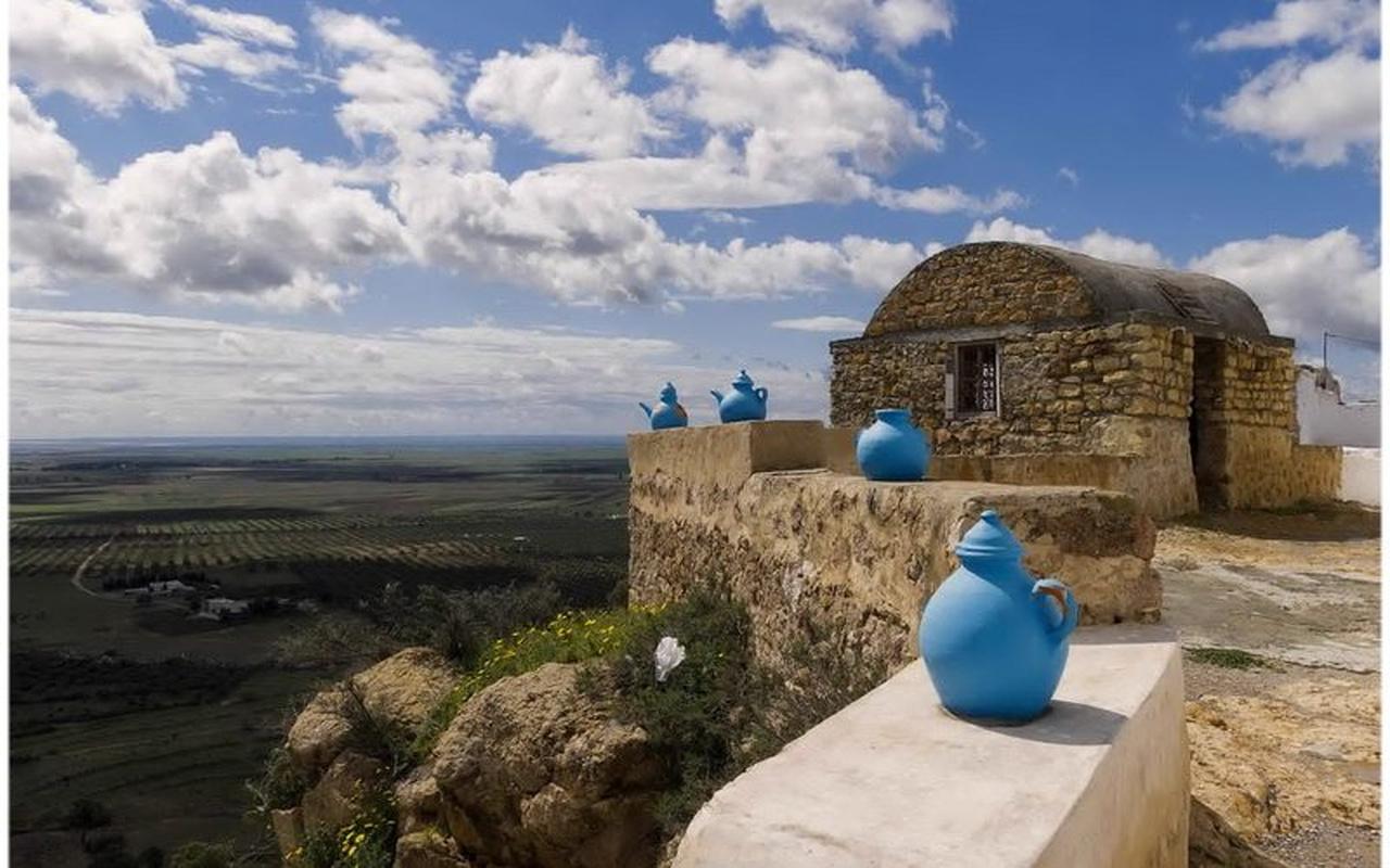 Von Hammamet aus: Beduinentag, Couscous in einem Berberhaus zubereiten
