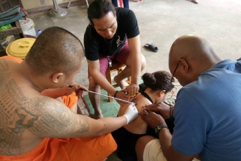 Ab Bangkok: Heiliges Tattoo im Tempel Wat Bang Phra