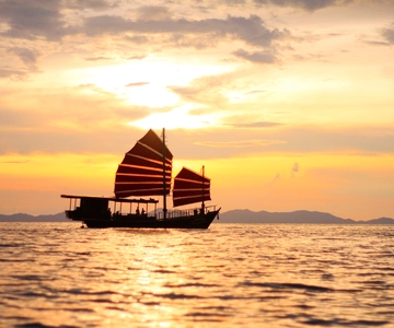 Krabi: 4-Islands Sunset Cruise with Bioluminescent Snorkel