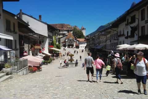 Lausanne: Gruyères Tour with Cheese and Chocolate Tastings