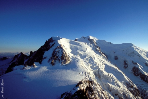 Depuis Genève : journée complète de ski à ChamonixJournée de ski et télécabine à l'Aiguille du Midi