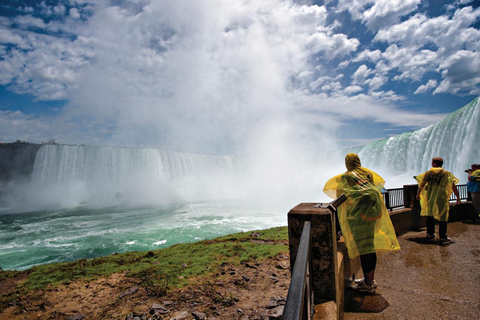 From Toronto: Niagara Falls Bus Tour with Boat Cruise