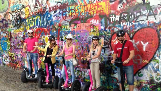 Praga: tour de 4h en Segway y scooter con comida y bebida