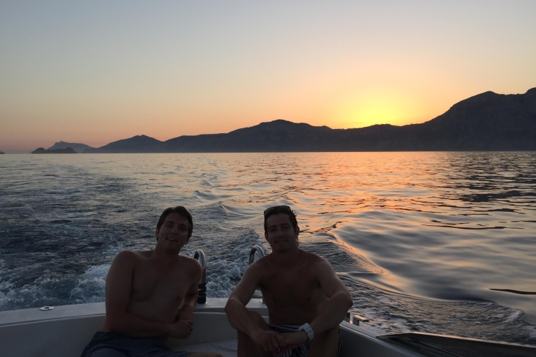 Z Amalfi: prywatny rejs o zachodzie słońca wzdłuż wybrzeża AmalfiRejs o zachodzie słońca po wybrzeżu Amalfi luksusową łodzią motorową
