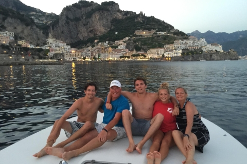 Van Amalfi: privécruise bij zonsondergang langs de kust van AmalfiAmalfikust cruise bij zonsondergang per luxe speedboot