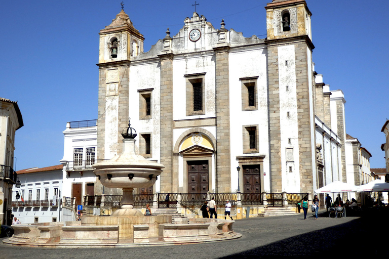 Lissabon: Dag Évora, Arraiolos en Almendres CromlechVan Lissabon: Évora, Édora, Arraiolos & Almendres Cromlech