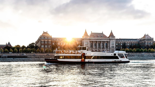 Budapest: Premium Sightseeing Cruise with Tokaj Frizzante