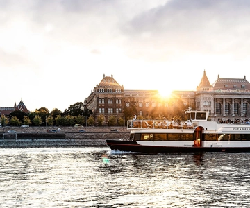 Budapest: Premium Sightseeing Cruise with Tokaj Frizzante