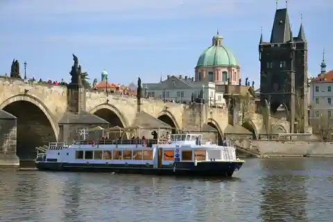 Prag: 2-timers frokostkrydstogt på Vltava-floden