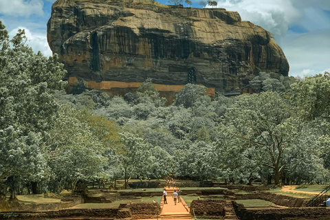 Wycieczka 1-dniowa z Kandy do Sigiriya i DambullaPrywatna 1-dniowa wycieczka do Sigiriya i Dambulla z Kandy