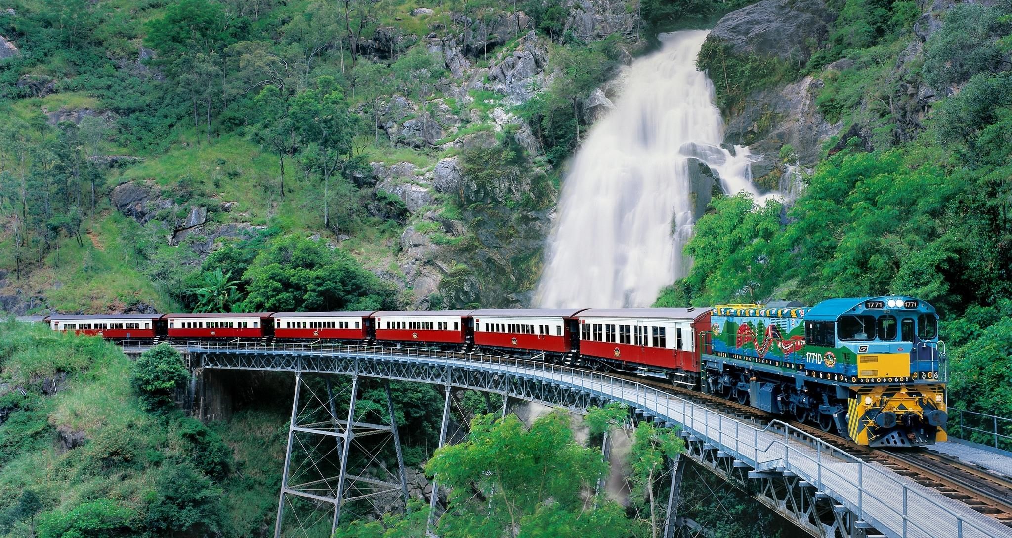 Von Port Douglas aus: Kuranda über Scenic Rail oder Skyrail Option
