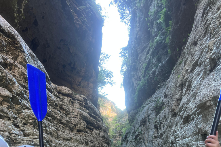 Çorovoda: Osumi Canyon River Tubing Tour mit Picknick Mittagessen