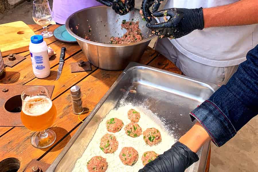 Nimm an einem Gruppen-Kochkurs im Haus einer mykonischen Familie teil. Foto: GetYourGuide