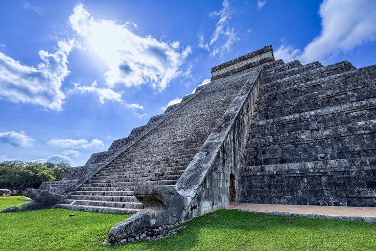 Chichen Itza On-Site Guided Tour with Certified Local Expert Shared Bilingual Tour with Tickets (English & Spanish)