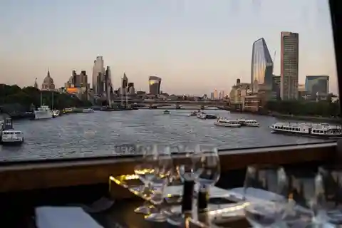 Gastronomic 6-course fine-dining dinner on Luxury London Bus