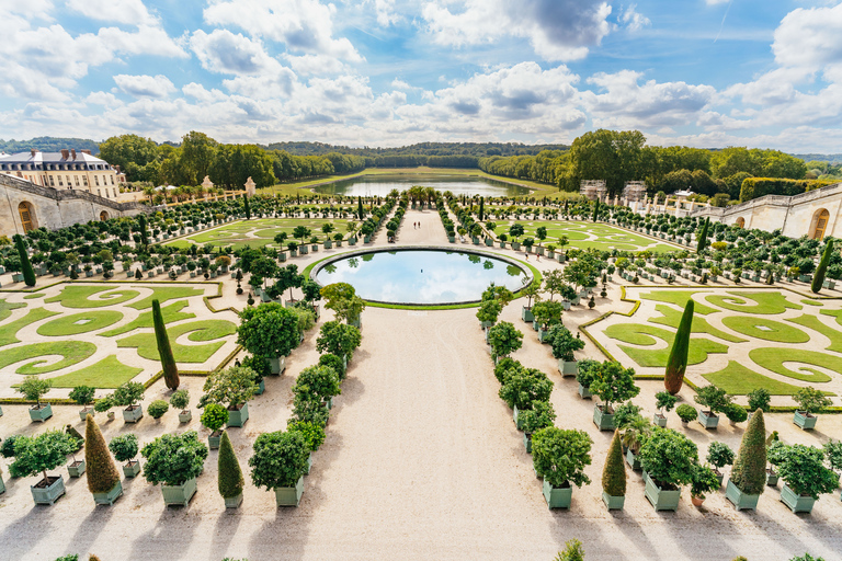 Desde París: Visita sin colas a Versalles y acceso a los jardinesTour en grupo en inglés con tour guiado de los jardines